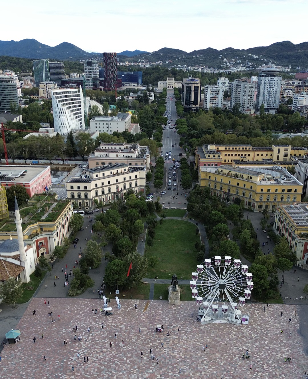 Visite guidée de Tirana avec un guide francophone.
